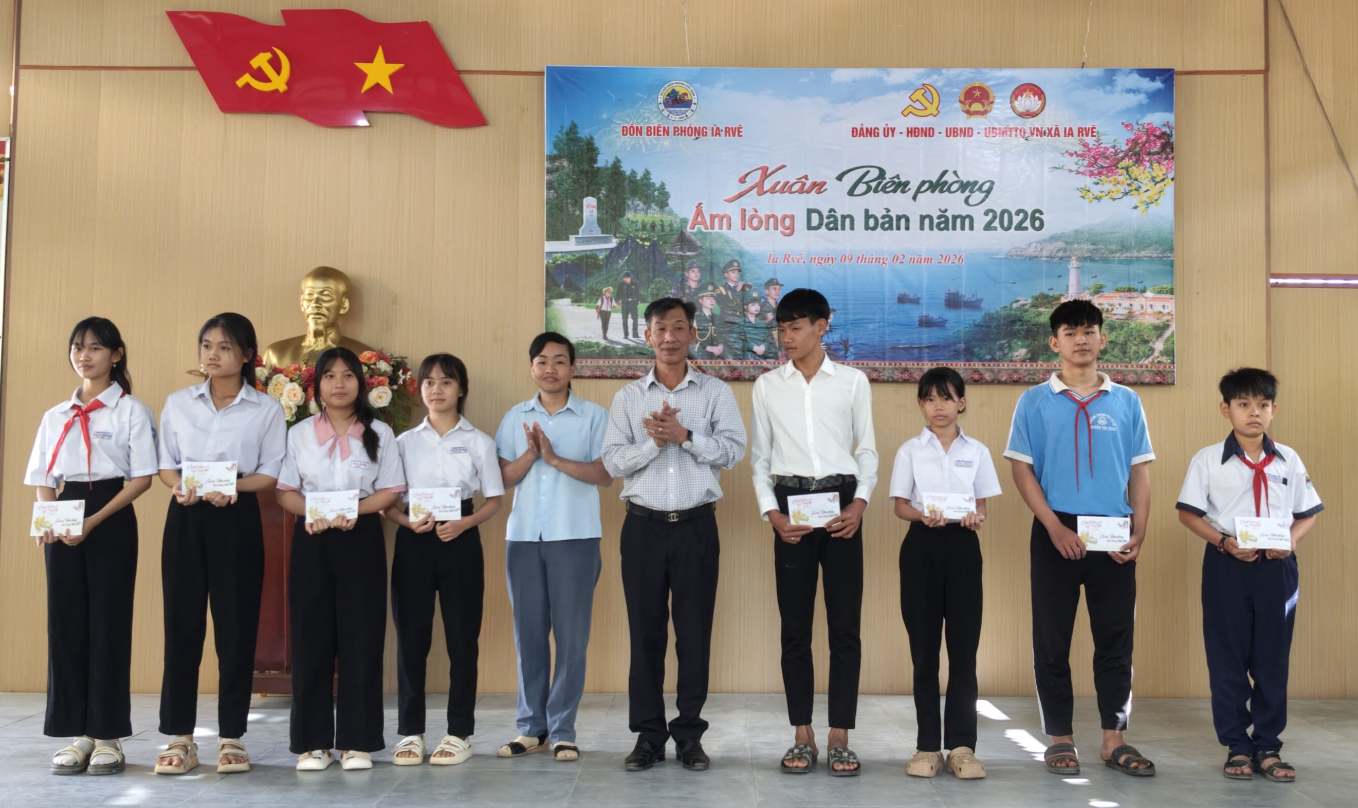 TRAO XE ĐẠP CHO HỌC SINH